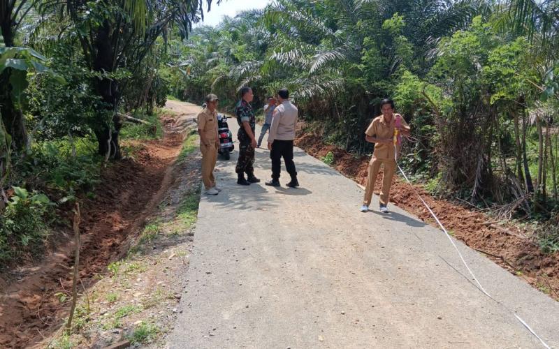 Kapolsek Manna Hadiri Sertifikasi Pengerjaan Badan Jalan Lapen di Desa Padang Pandan
