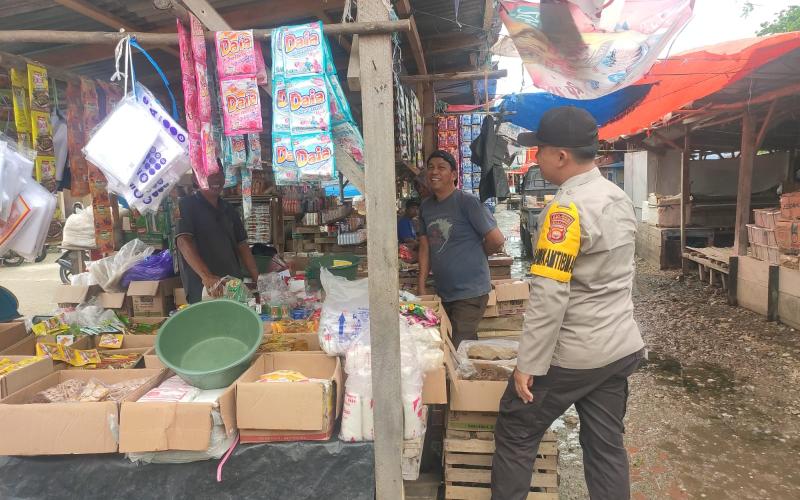 Bhabinkamtibmas Sambangi Pasar Ampera, Monitoring Perkembangan Stok dan Harga Sembako