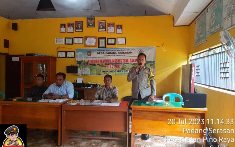 Bhabinkamtibmas Polsek Pino Raya Hadiri Penyaluran BLT DD Desa Padang Serasan 