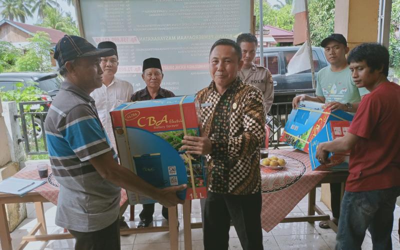 Kanit Binmas dan Bhabinkamtibmas Polsek Manna Lakukan Monitoring dan Pendampingan Penyaluran Bantuan 