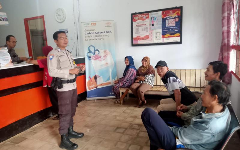 Bhabinkamtibmas Polsek Pino Sambang Kamtibmas ke  Kantor Pos Pino