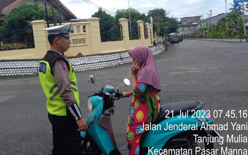 Tidak Menggunakan Helm SNI, Sat Lantas Polres BS Berikan Teguran Simpatik