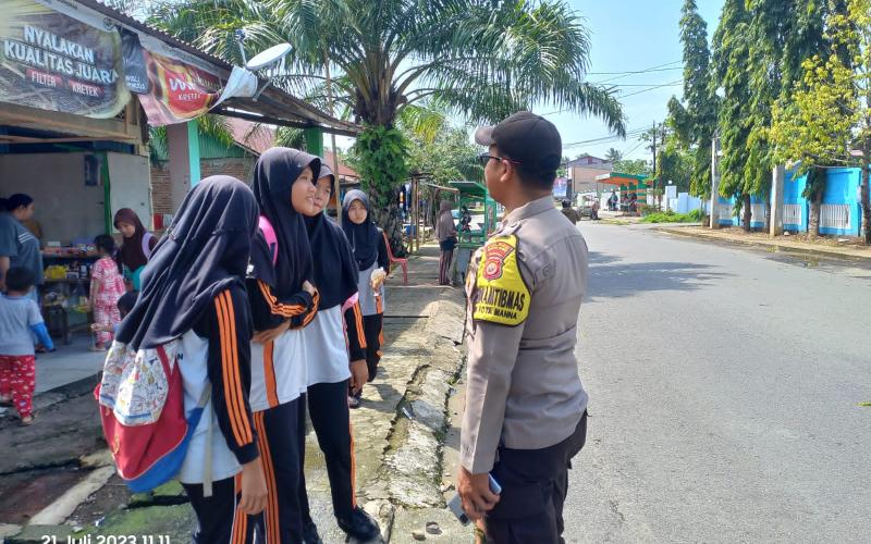 Bhabinkamtibmas Polsek Kota Manna, Sambang Dialogis Kepada Siswa SMPN 04 Bengkulu Selatan