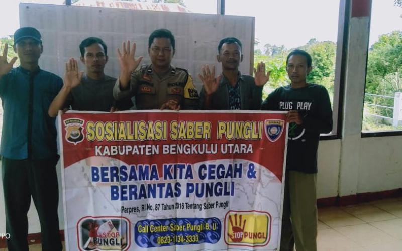 Bhabinkamtibmas Sosialisasi Saber Pungli Bersama Warga Binaanya di Desa Melati Harjo