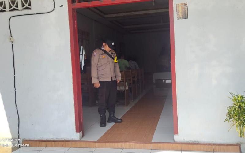 Bhabinkamtibmas Laksanakan Pengamanan Gereja Guna Pastikan Ibadah Berjalan Aman 