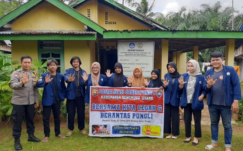 Sambangi mahasiswa KKN, Bhabinkamtibmas Sosialisasikan Saber Pungli