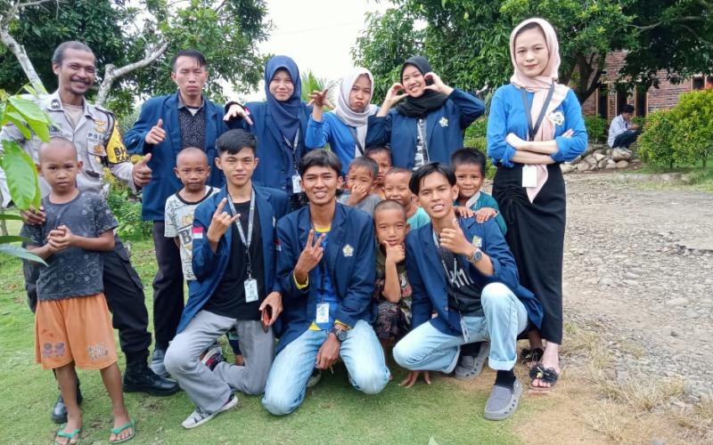 Sambangi Mahasiswa KKN, Bhabinkamtibmas Polsek Lais Harap Mahasiswa Berikan Hal Positif