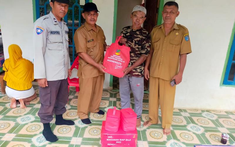 Rumah Warga Binaan Tertimpa Pohon, Bhabinkamtibmas Polsek Lais Salurkan Bantuan