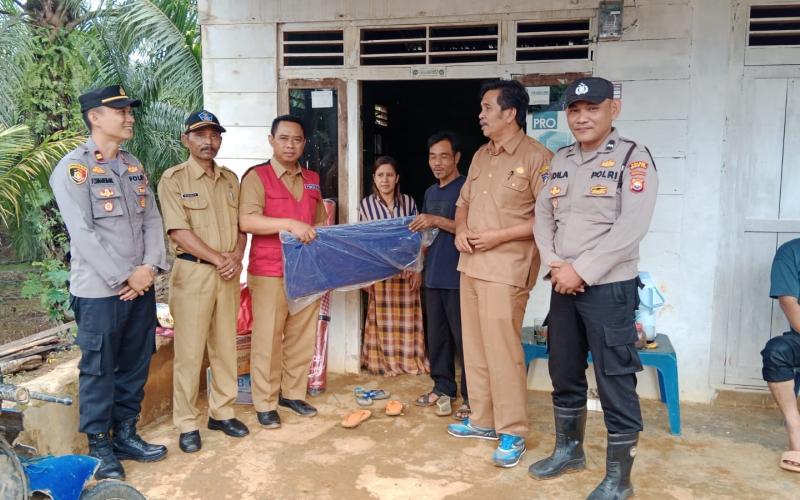 Kapolsek Giri Mulya Dampingi Dinsos Beri Bantuan Kepada Korban Puting Beliung di Desa Rena Jaya