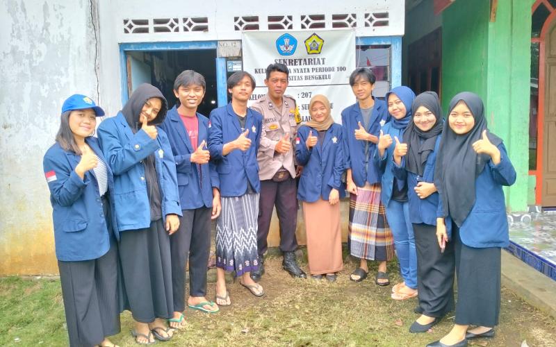 Kunjungi Sekretariat Mahasiswa KKN, Bhabinkamtibmas Ajak Mahasiswa Aktif Dalam Kegiatan Warga