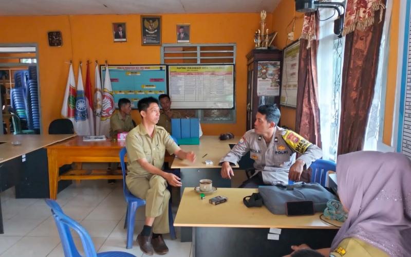 Pererat Silaturahmi dengan Perangkat Pemerintah Desa, Bhabinkamtibmas Sambangi Kantor Desa