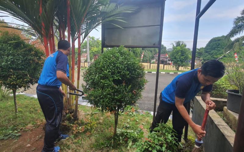 Ciptakan Lingkungan Bersih, Polsek Giri Mulya Melakukan Kebersihan Mako