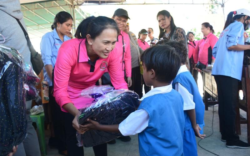 Ketua Umum Bhayangkari Berikan Bantuan Kepada Anak Stunting di Desa Reruwairere