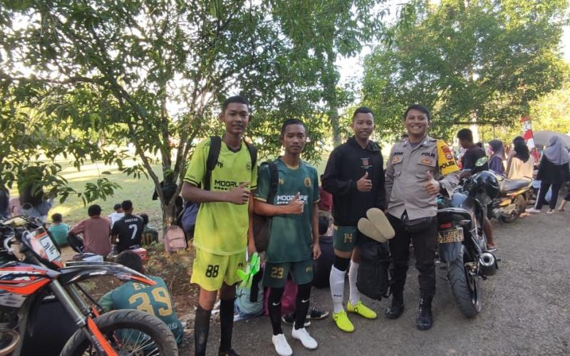 Polisi RW Polsek Giri Mulya Monitoring Pertandingan Sepak Bola