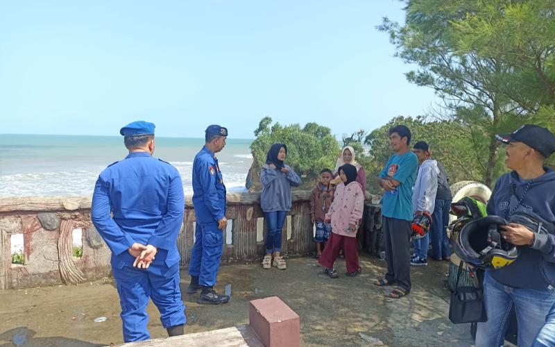 Sambang Dialogis, Sat Polairud Imbau Wisatawan Pantai Alam Sekunyit Untuk Tidak Mandi Ditepi Pantai  