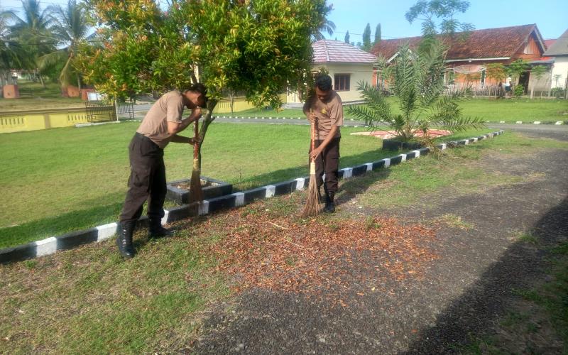 Polsek Maje Laksanakan Giat Saling, Ciptakan Lingkungan Mako yang Bersih