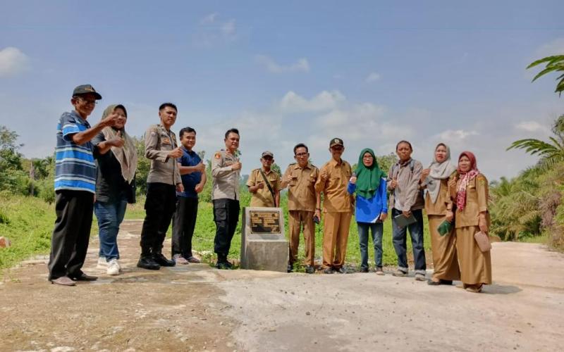 Kapolsek Pino Hadiri Sertifikasi Pembangunan Sarana Gedung Olah Raga Desa dan Rabat Beton Desa Talang Tinggi 