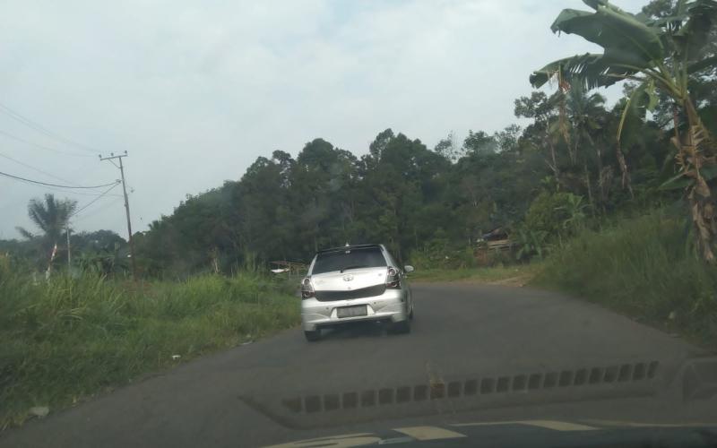 Berikan Rasa Aman kepada Warga yang Melintas, Polsek Sindang Kelingi Berikan Pengawalan 