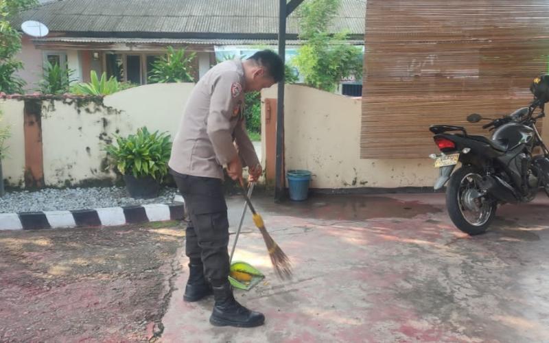 Polsek Kaur Selatan Kebersihan Mako dan Lingkungan Sekitar 