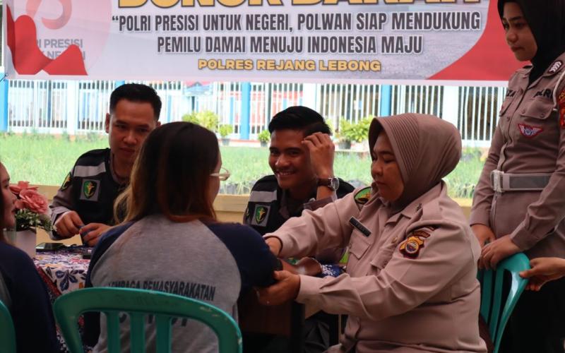Sambangi Polwan Polres Rejang Lebong Gelar Bakti Kesehatan di Lapas Kelas II A Curup, Bhabinkamtibmas Sampaikan Imbauan 