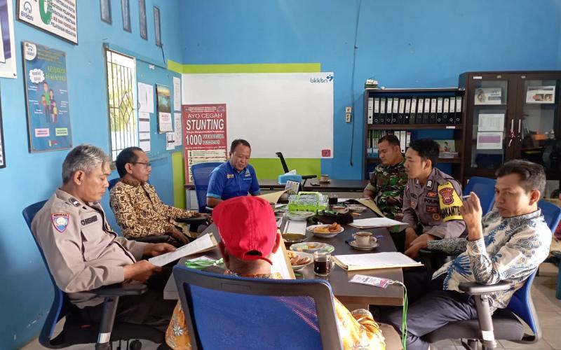 Bhabinkamtibmas Polsek Air Besi Hadiri Kegiatan Penilaian Lomba Kampung Merah Putih