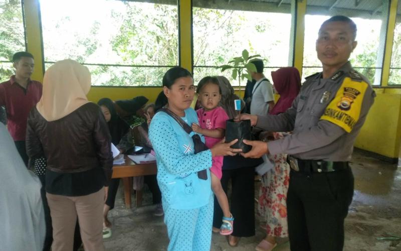 Dukung Ketahanan Pangan, Bhabinkamtibmas Hadiri Pembagian Bibit Pokat di Desa Sukau Datang I