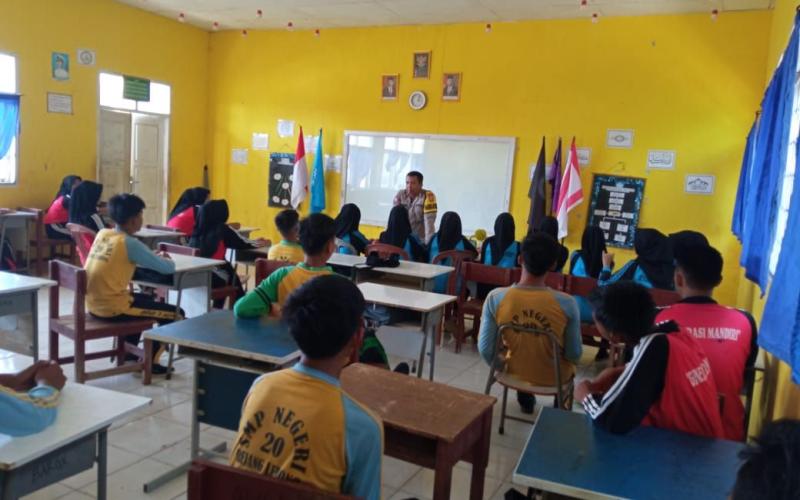 Sambang Sekolah, Bhabinkamtibmas Himbau Para Siswa Hindari Tindak Pidana