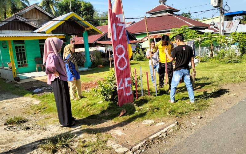 Bersama Warga, Bhabinkamtibmas Polsek Lais Hias Desa Sambut HUT RI Ke-78