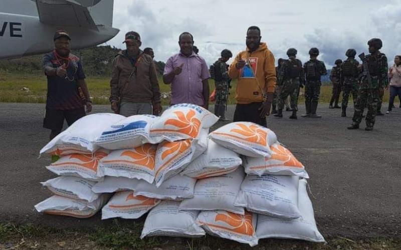 Kapolri Salurkan 264,7 Ton Beras dan 1.500 Sembako untuk Warga Papua yang Terdampak Kekeringan 