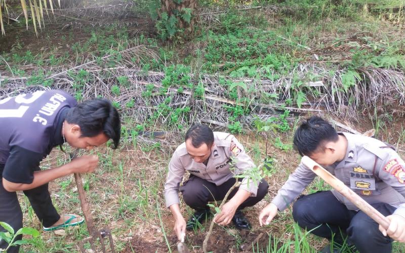 Penanaman Pohon Menjadi Upaya Polsek Giri Mulya untuk Penghijauan dan Kelestarian Lingkungan