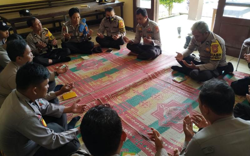 Personel Polsek Air Besi Gelar Kegiatan Binrohtal di Mako Polsek