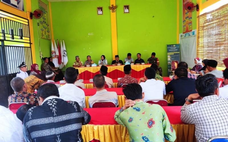Bhabinkamtibmas Polsek Air Besi Hadiri Pelantikan Pejabat Kepala Desa Talang Lembak