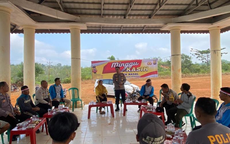 Minggu Kasih Bersama Warga Desa Bukit Indah, Polsek Nasal Sosialisasikan Aplikasi Super Presisi 
