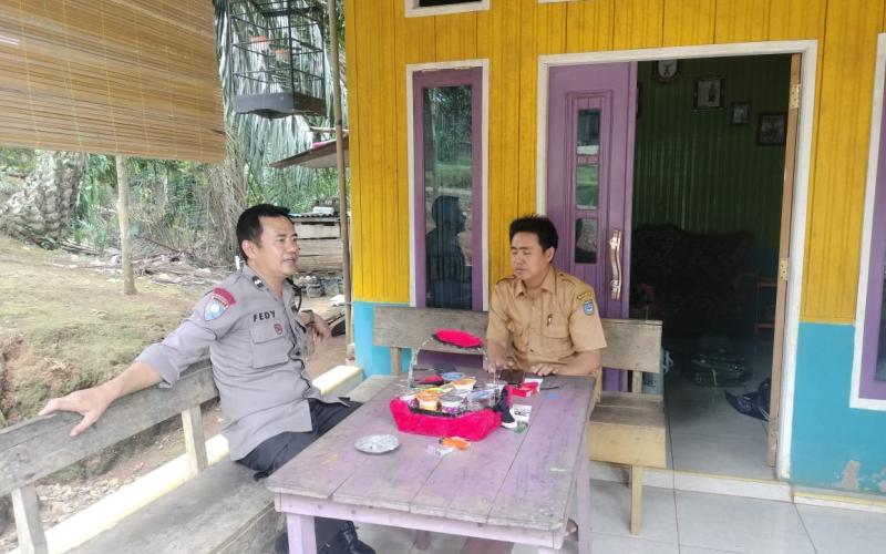 Pererat Silaturahmi, Bhabinkamtibmas Sambangi Kepala Desa