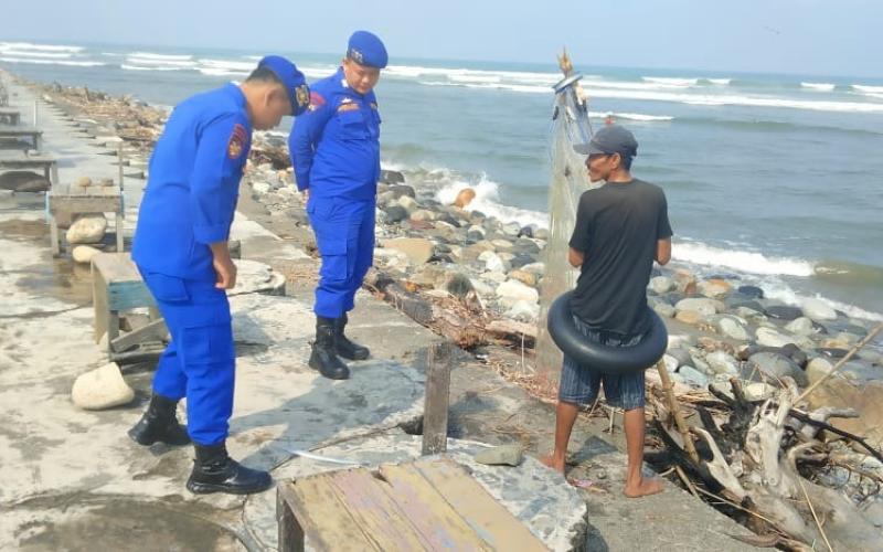 Patroli Dialogis, Sat Polairud Sampaikan Imbauan Kamtibmas Kepada Nelayan Pantai Pasar Bawah 