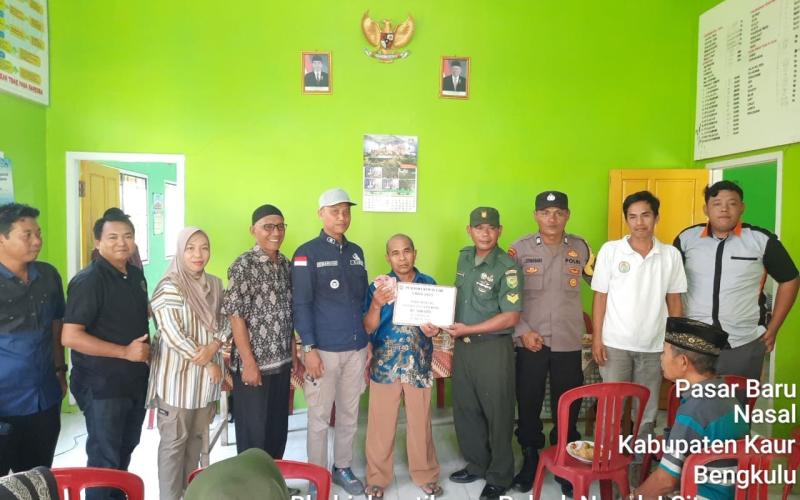 Bhabinkamtibmas Monitoring Pembagian BLT-DD Tahap III di Desa Pasar Baru 