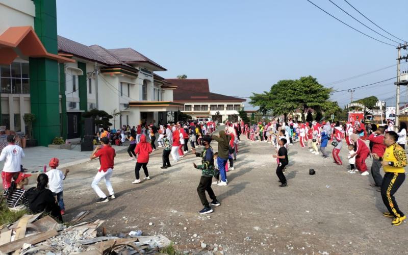 Puncak HUT RI ke 78, Bhabinkamtibmas Polres Rejang Lebong Ikuti Jalan Santai dan Senam Jantung Sehat  di desa Teladan 