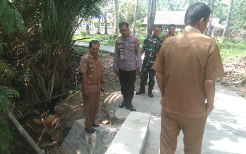 Dukung Program Pembangun di Desa, Kapolsek Lais Cek Pekerjaan Pembangunan Rabat Beton 