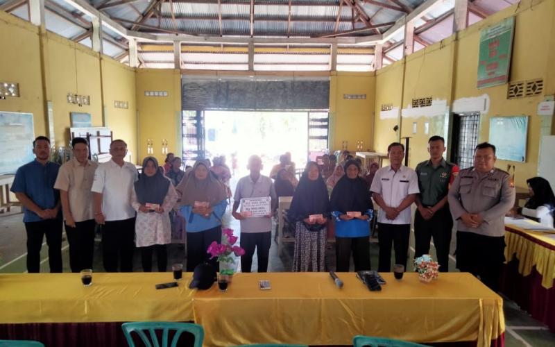 Polsek Giri Mulya Hadiri Penyaluran BLT DD di Desa Giri Mulya