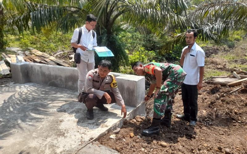 Monitoring Pembangunan, Bhabinkamtibmas Cek Fisik Pembangunan di Desa Datar Lebar 