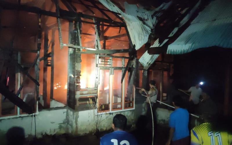 Quick Respon Polsek Giri Mulya Bantu Padamkan Kebakaran Rumah Warga 