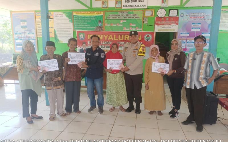 Dukung Program Pemerintah Berjalan Lancar, Bhabinkamtibmas Monitoring Pembagian BLT-DD Tahap III di Desa Bukit Indah 