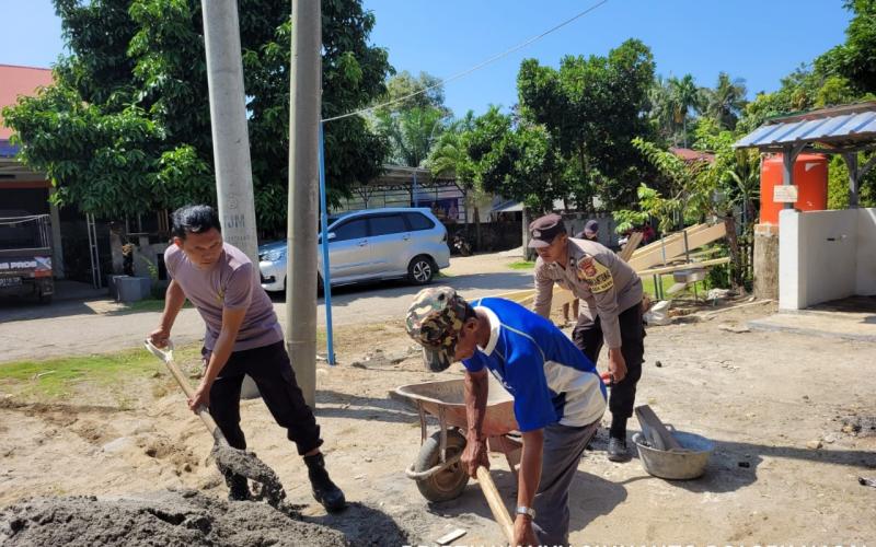 Ciptakan Solidaritas, Polsek Nasal Gotong Royong Bersihkan Lingkungan Masjid Bersama Warga 