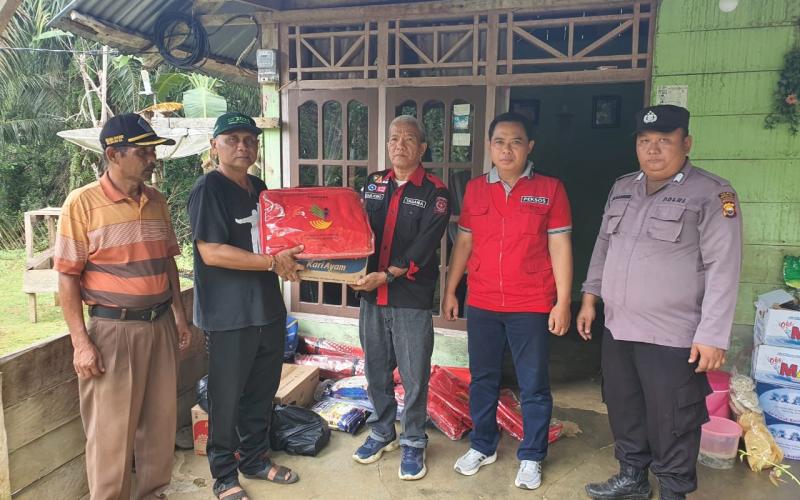 Polsek Giri Mulya Dampingi Dinsos Serahkan Bantuan kepada Korban Musibah Kebakaran