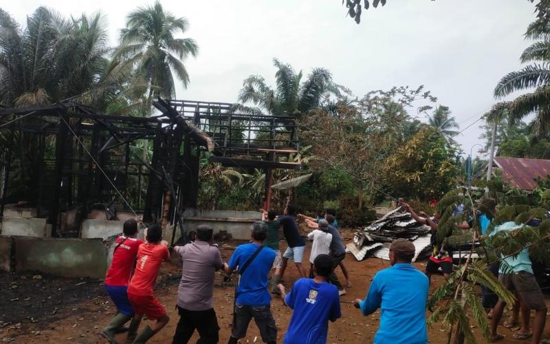 Polsek Giri Mulya Gotong Royong bersama Warga Bersihkan Sisa Kebakaran