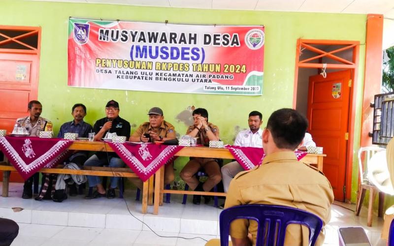 Dukung Pembangunan di Desa, Bhabinkamtibmas Hadiri Musdes Talang Ulu 