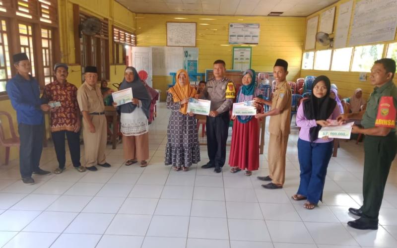 Bhabinkamtibmas Polsek Giri Mulya Hadiri Penyaluran BLT DD di Desa Tanjung Anom