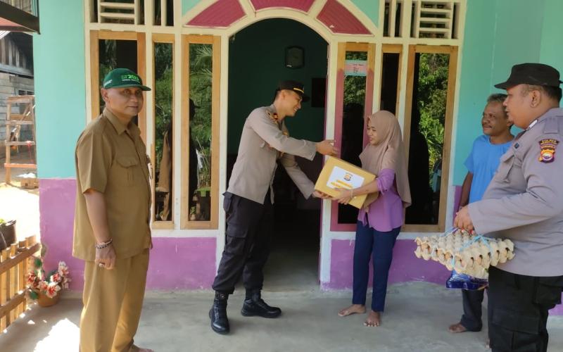 Bentuk peduli kepada Masyarakat, Kapolsek Giri Mulya Berikan Bantuan kepada Korban Musibah Kebakaran