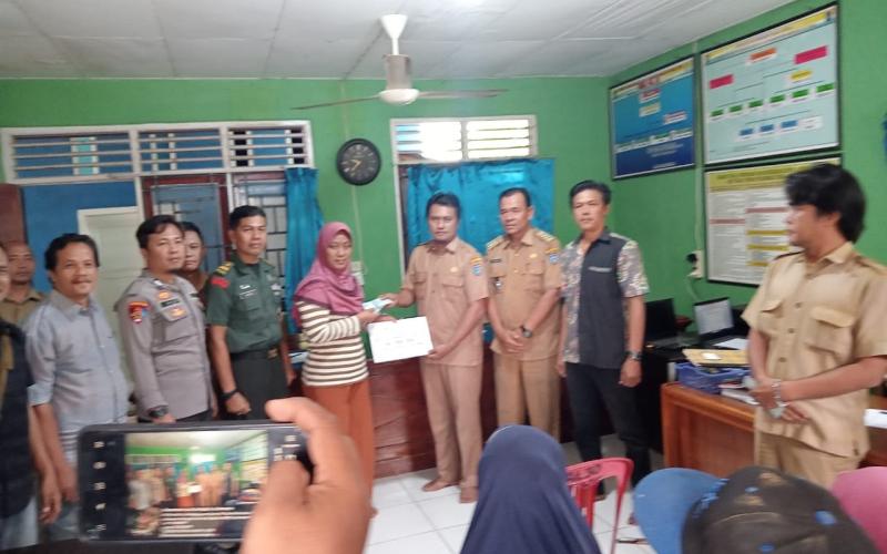 Dimonitoring Polsek Lais, Desa Pal Tiga Puluh Salurkan BLT DD