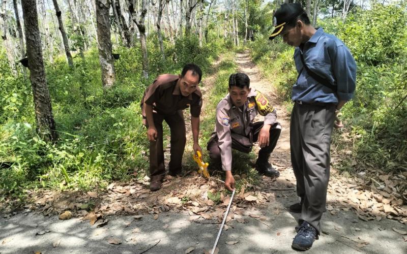 Awasi Pembangunan di Desa, Bhabinkamtibmas Polsek Lais Hadiri Monitoring dan Evaluasi